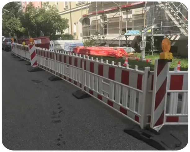 Verkehrssicherung eines Bereiches für eine Baustelle. Parkplatzsperrung für die Anfahrt von Baustellenfahrzeugen.
