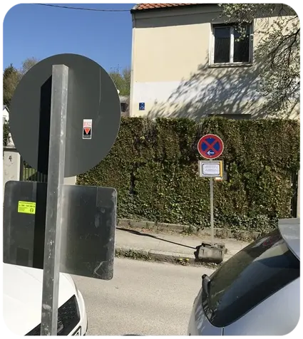 Beidseitiges mobiles Halteverbot bei kleinen oder engen Straßen.
